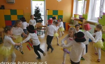 Taniec Żabek i Wiewiórek z okazji Dnia Babci i Dziadka