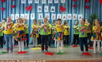 Czeladzkie przedszkolaki zatańczyły z okazji Dnia Babci i Dziadka