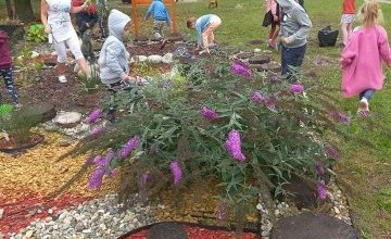 Prace porządkowe w ogrodzie przedszkolnym