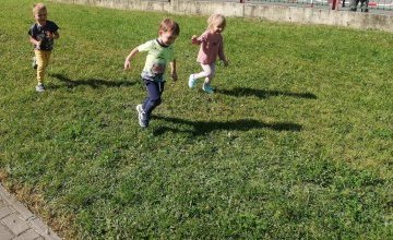 Nasze Maluszki bawią się na dworze