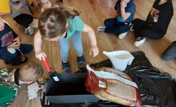 Żabki i gościnnie Misie ,sieją kwiaty .