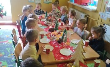 Spotkanie przy stole. Grupa Motylki i Biedronki.