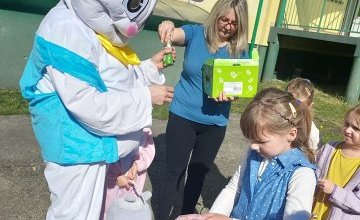 Poszukiwanie jajeczek w ogrodzie przedszkolnym .