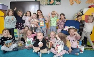 Czytanie na dywanie z bajką pt." Złotowłosa i niedžwiadki" 