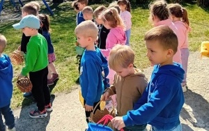 Poszukiwanie jajeczek w ogrodzie przedszkolnym  (1)