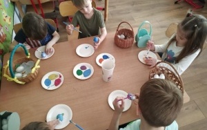 Poszukiwanie jajeczek w ogrodzie przedszkolnym  (7)