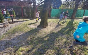 Poszukiwanie jajeczek w ogrodzie przedszkolnym  (9)