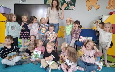 Czytanie na dywanie z bajką pt." Złotowłosa i niedžwiadki"  (8)