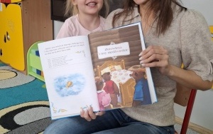 Czytanie na dywanie z bajką pt." Złotowłosa i niedžwiadki"  (1)