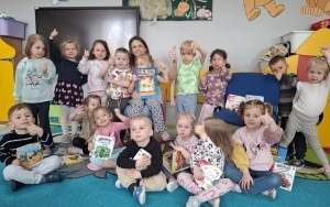 Czytanie na dywanie z bajką pt." Złotowłosa i niedžwiadki"  (2)