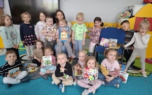 Czytanie na dywanie z bajką pt." Złotowłosa i niedžwiadki"  (3)