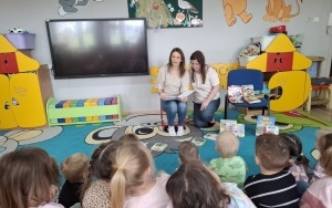 Czytanie na dywanie z bajką pt." Złotowłosa i niedžwiadki"  (4)