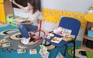 Czytanie na dywanie z bajką pt." Złotowłosa i niedžwiadki"  (5)