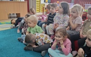 Czytanie na dywanie z bajką pt." Złotowłosa i niedžwiadki"  (6)