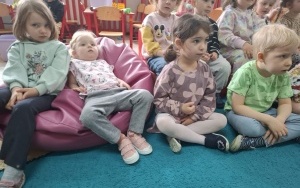 Czytanie na dywanie z bajką pt." Złotowłosa i niedžwiadki"  (7)